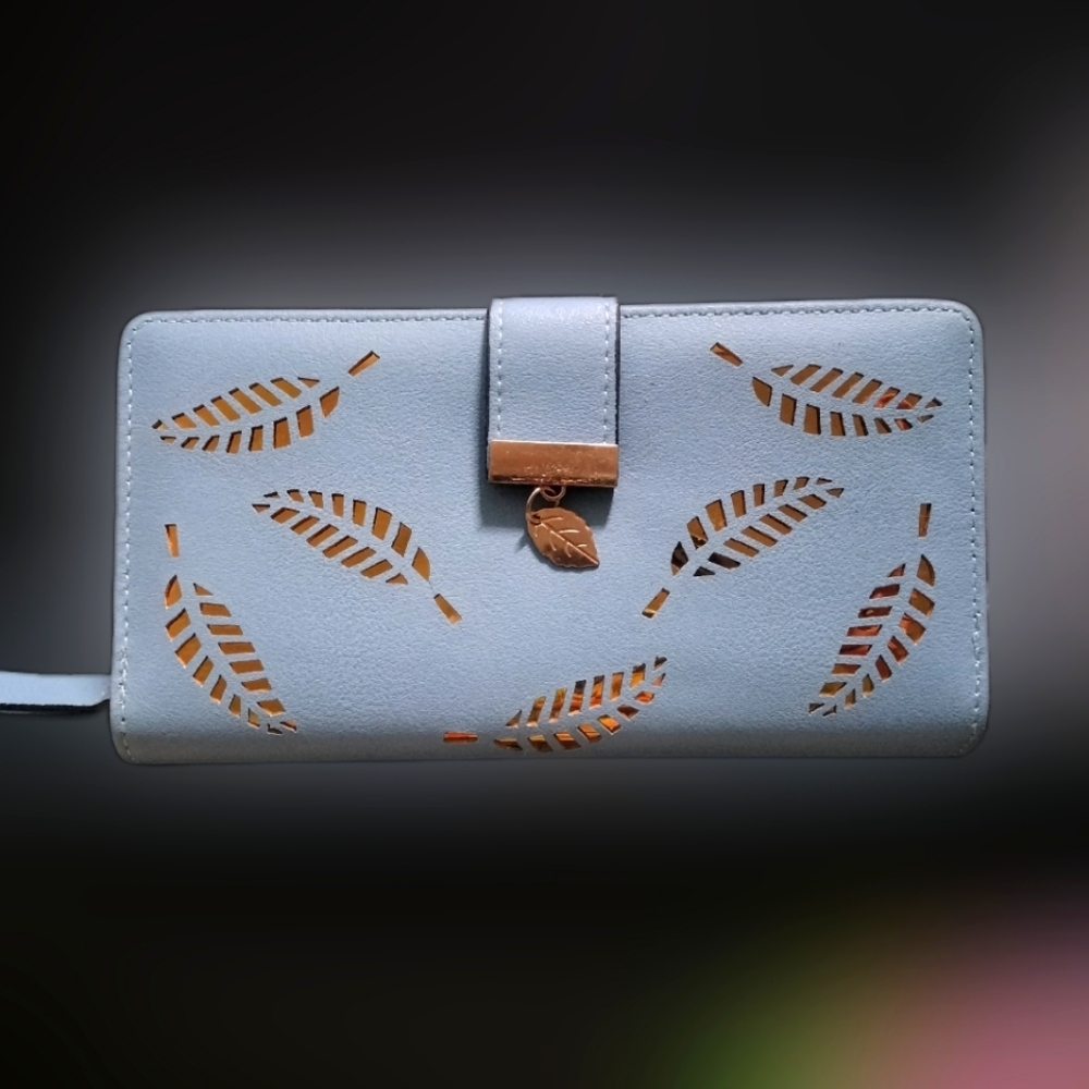 Wallet with leaf design